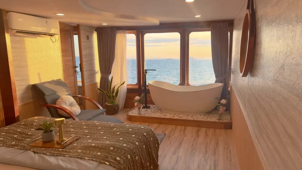 Mars (VIP Ocean Suite) cabin aboard Semesta liveaboard