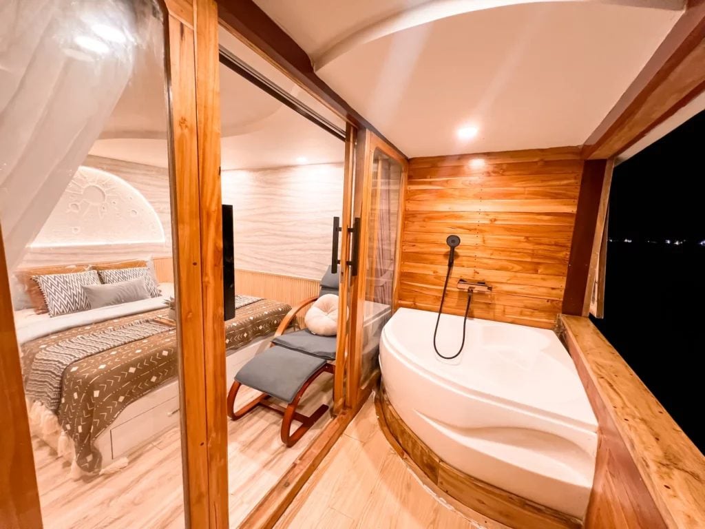 Earth (Master Balcony Suite) cabin aboard Semesta liveaboard