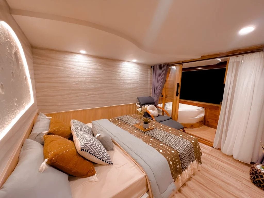 Earth (Master Balcony Suite) cabin aboard Semesta liveaboard