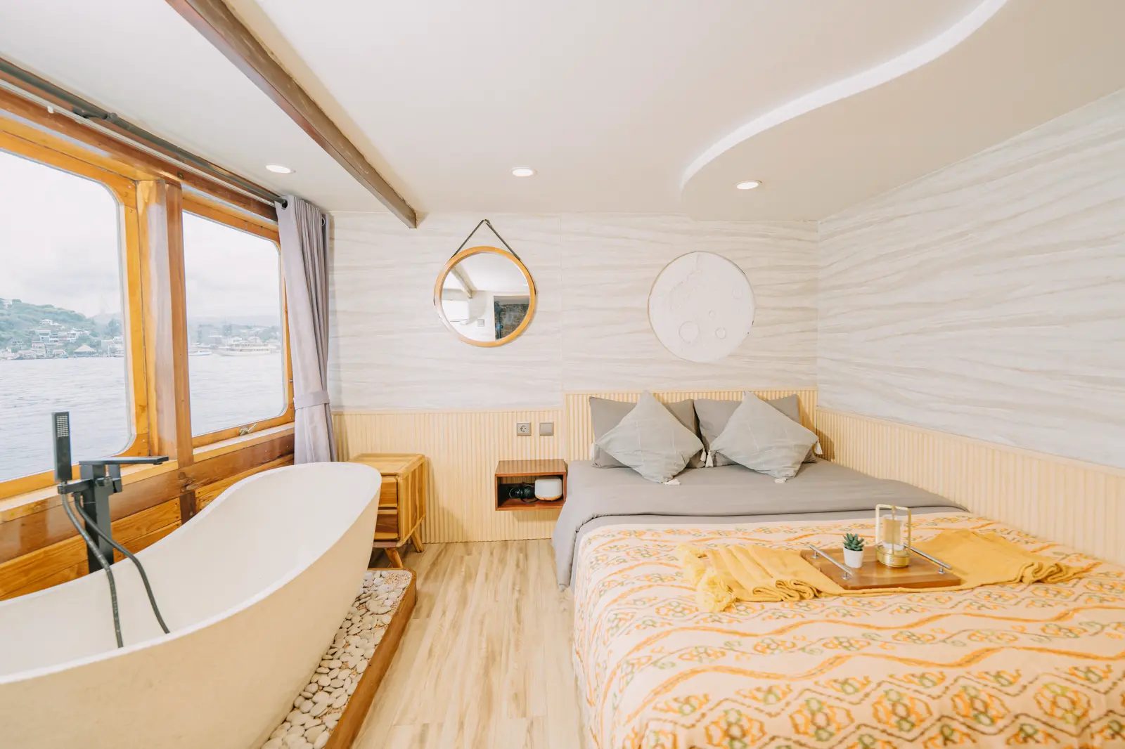 Sun (Master Ocean Suite) cabin aboard Semesta liveaboard
