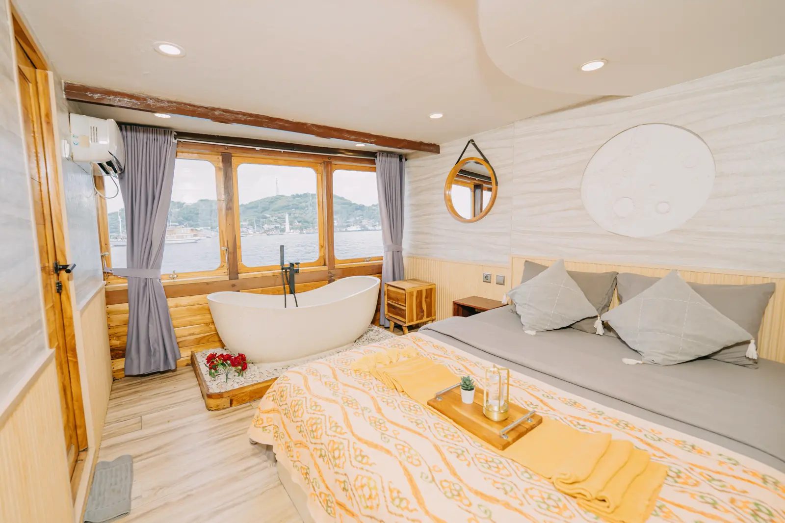 Sun (Master Ocean Suite) cabin aboard Semesta liveaboard