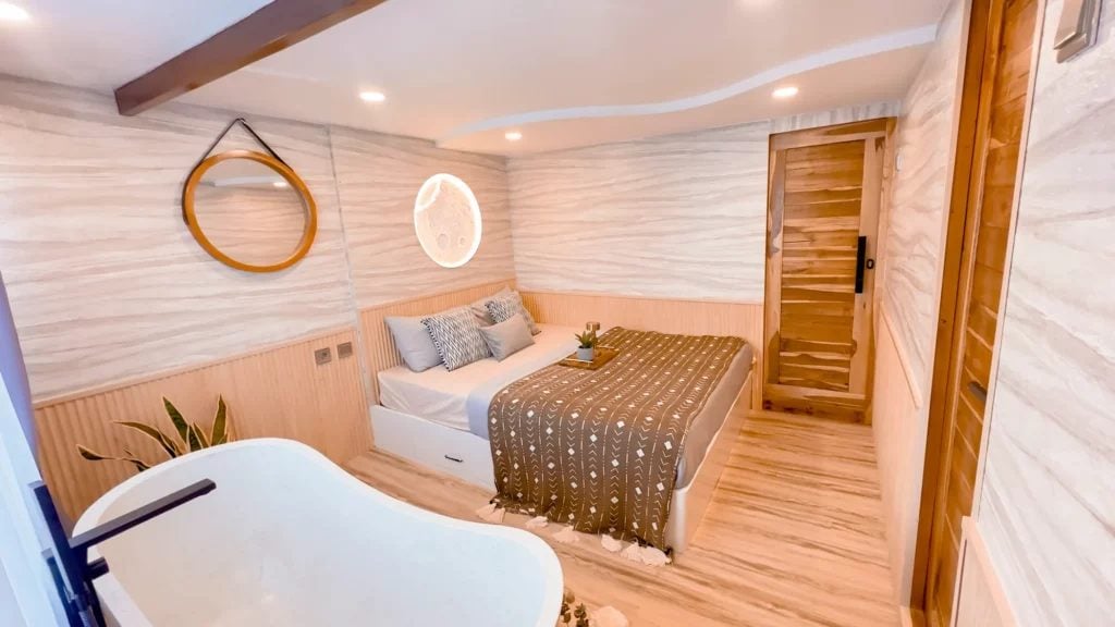 Sun (Master Ocean Suite) cabin aboard Semesta liveaboard