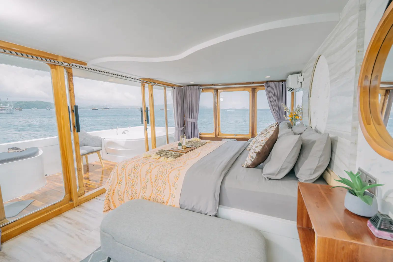 Moon (Owner's Suite) cabin aboard Semesta liveaboard