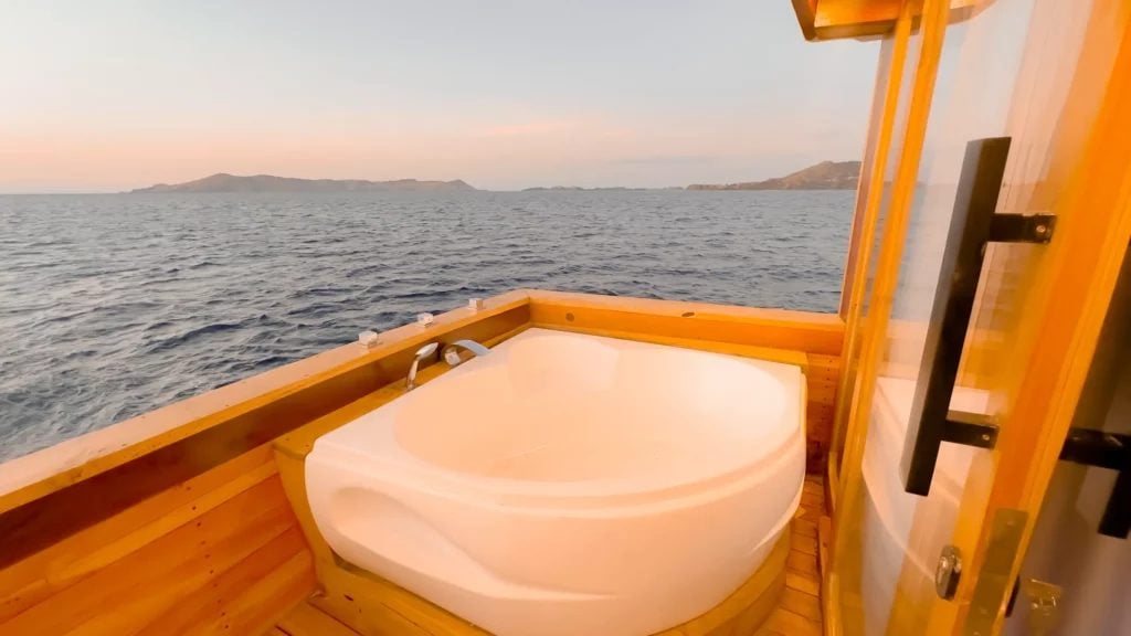Moon (Owner's Suite) cabin aboard Semesta liveaboard