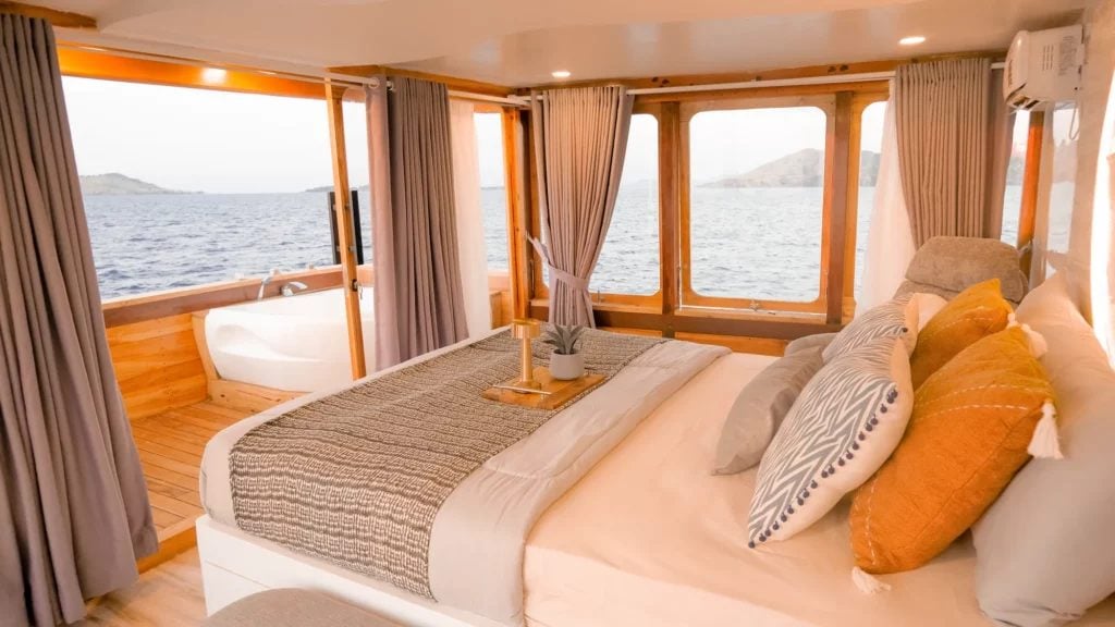 Moon (Owner's Suite) cabin aboard Semesta liveaboard