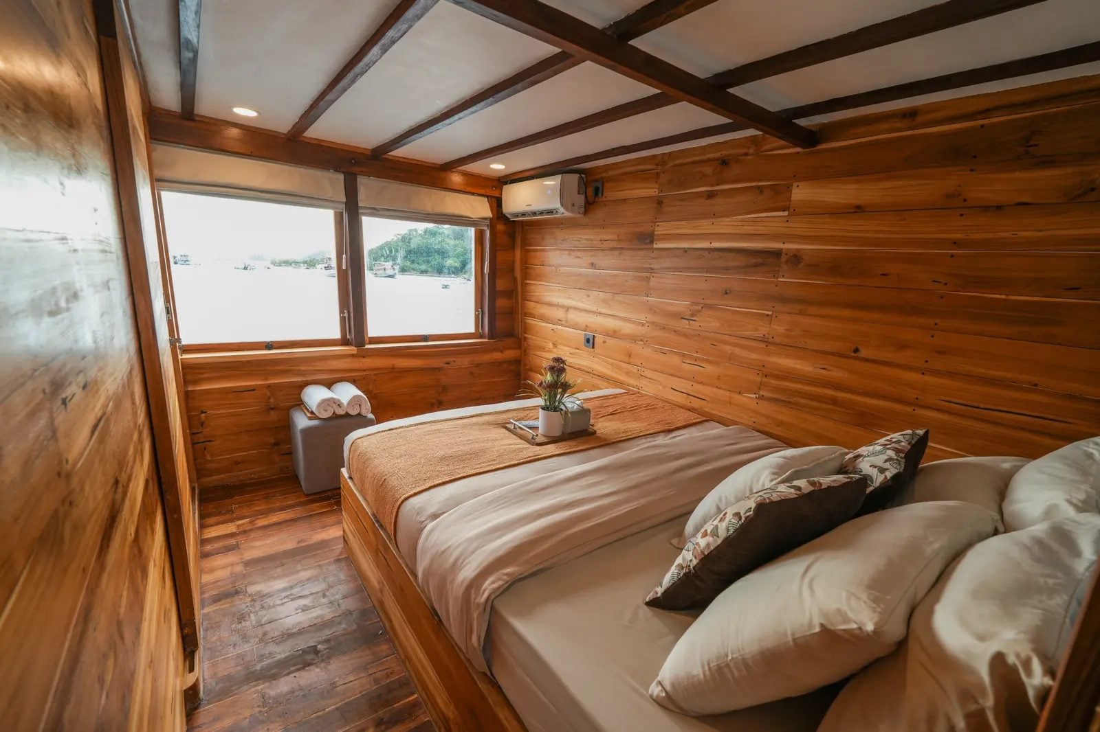 Bumi Deluxe Suite cabin aboard Akassa liveaboard