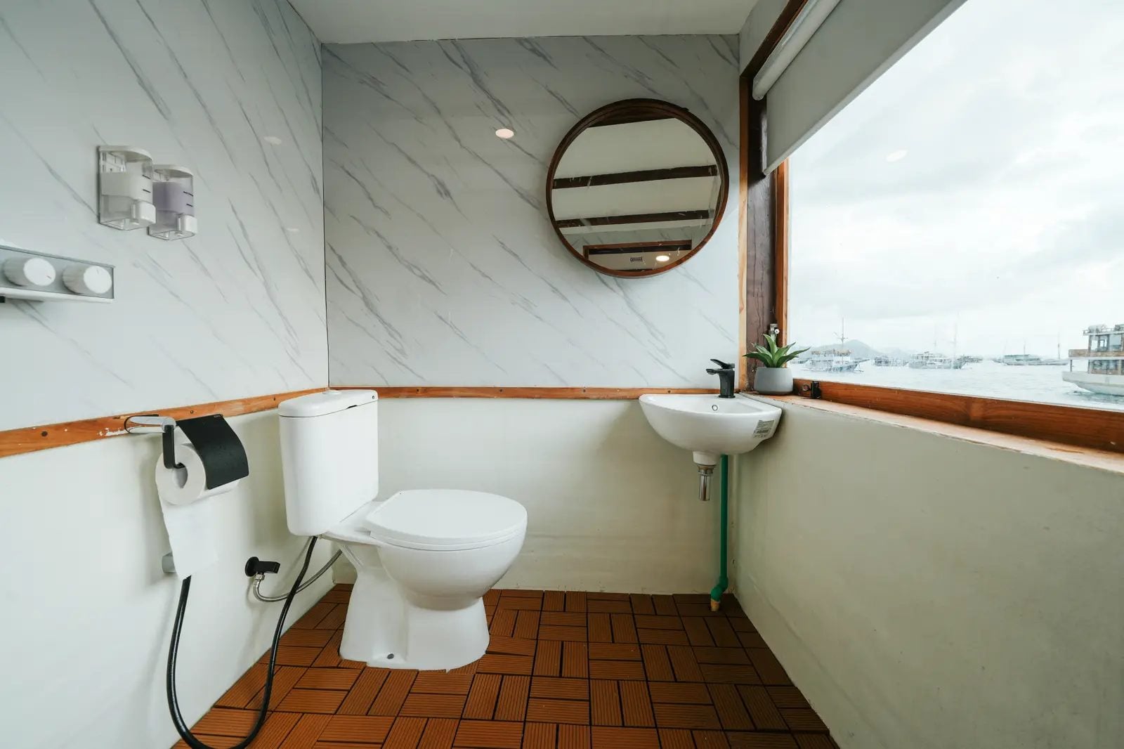 Bumi Deluxe Suite cabin aboard Akassa liveaboard