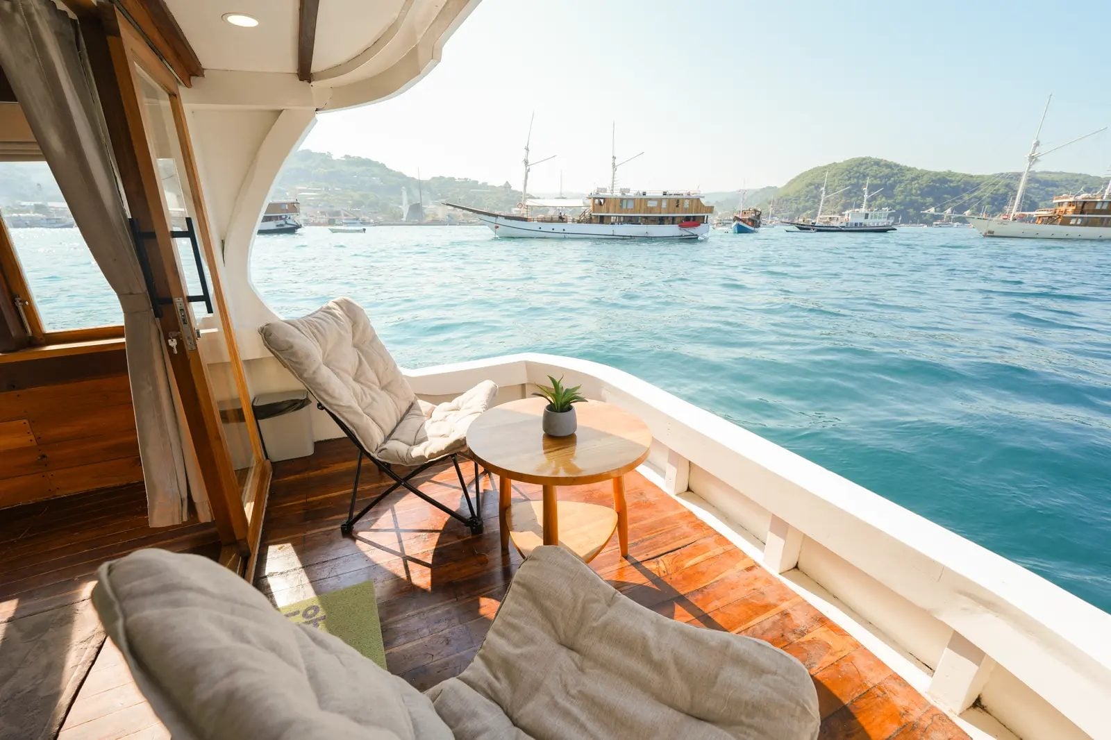 Laut Legendary Suite cabin aboard Akassa liveaboard