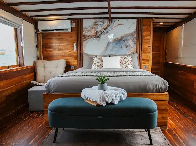 Laut Legendary Suite cabin aboard Akassa liveaboard