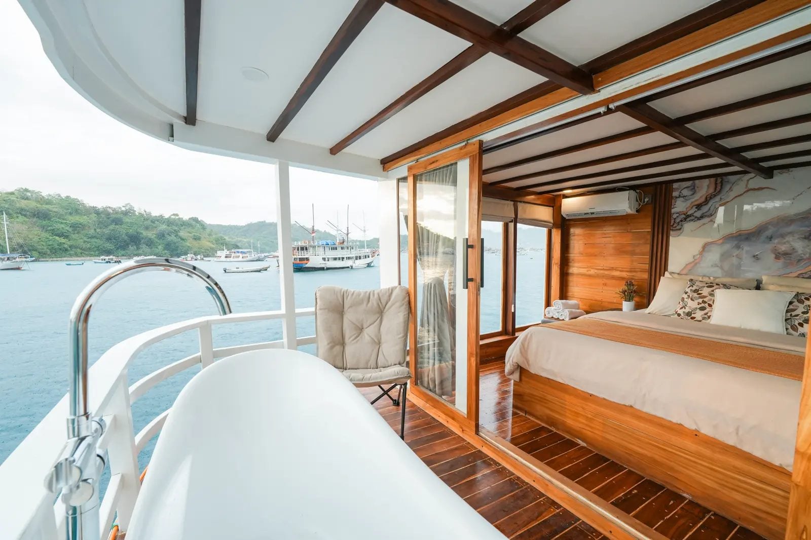 Langit VIP Suite cabin aboard Akassa liveaboard