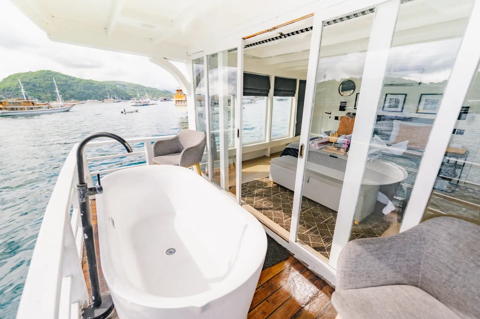 Master Padar cabin aboard Derya liveaboard