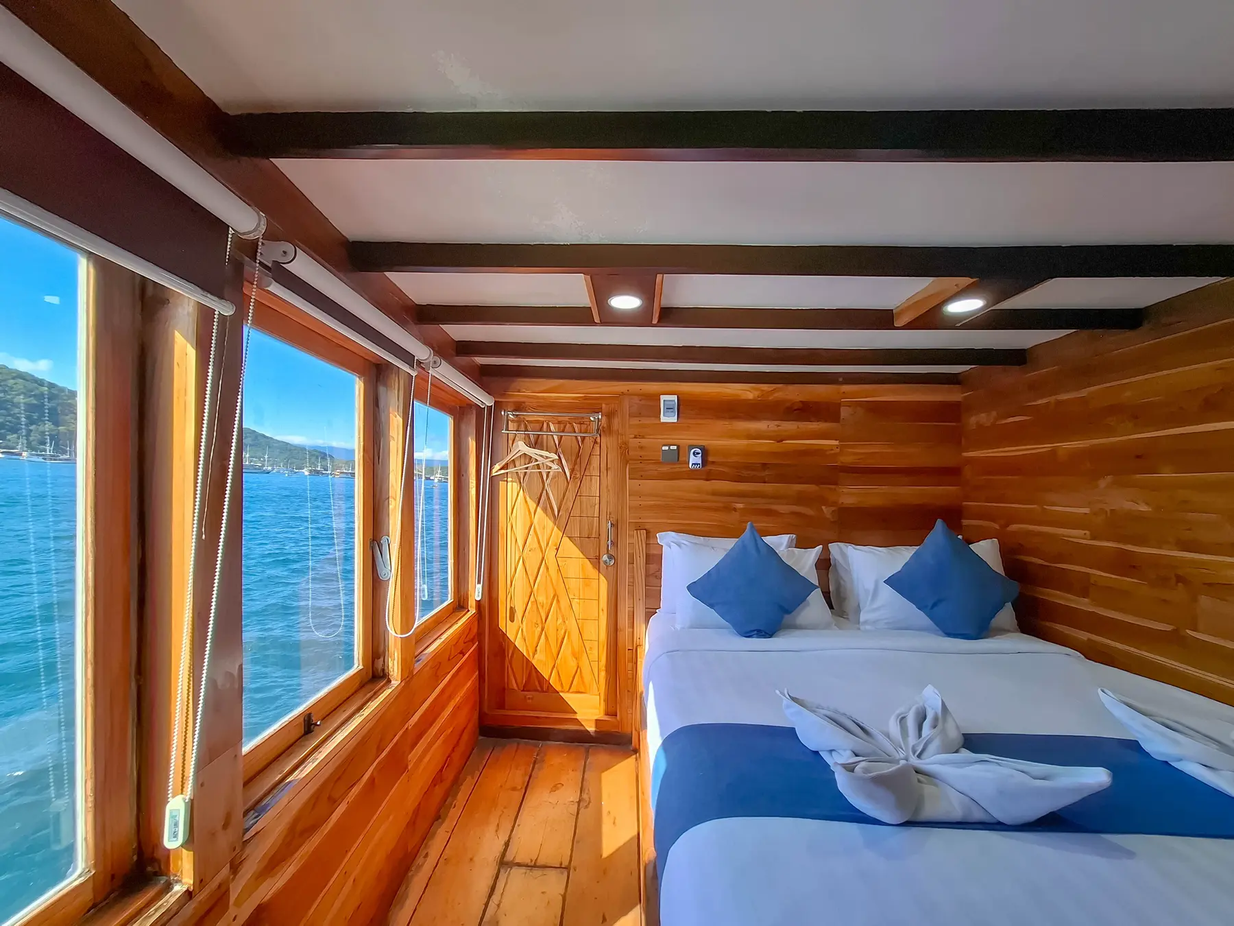 Deluxe Room cabin aboard Soe Besar Vanrei liveaboard