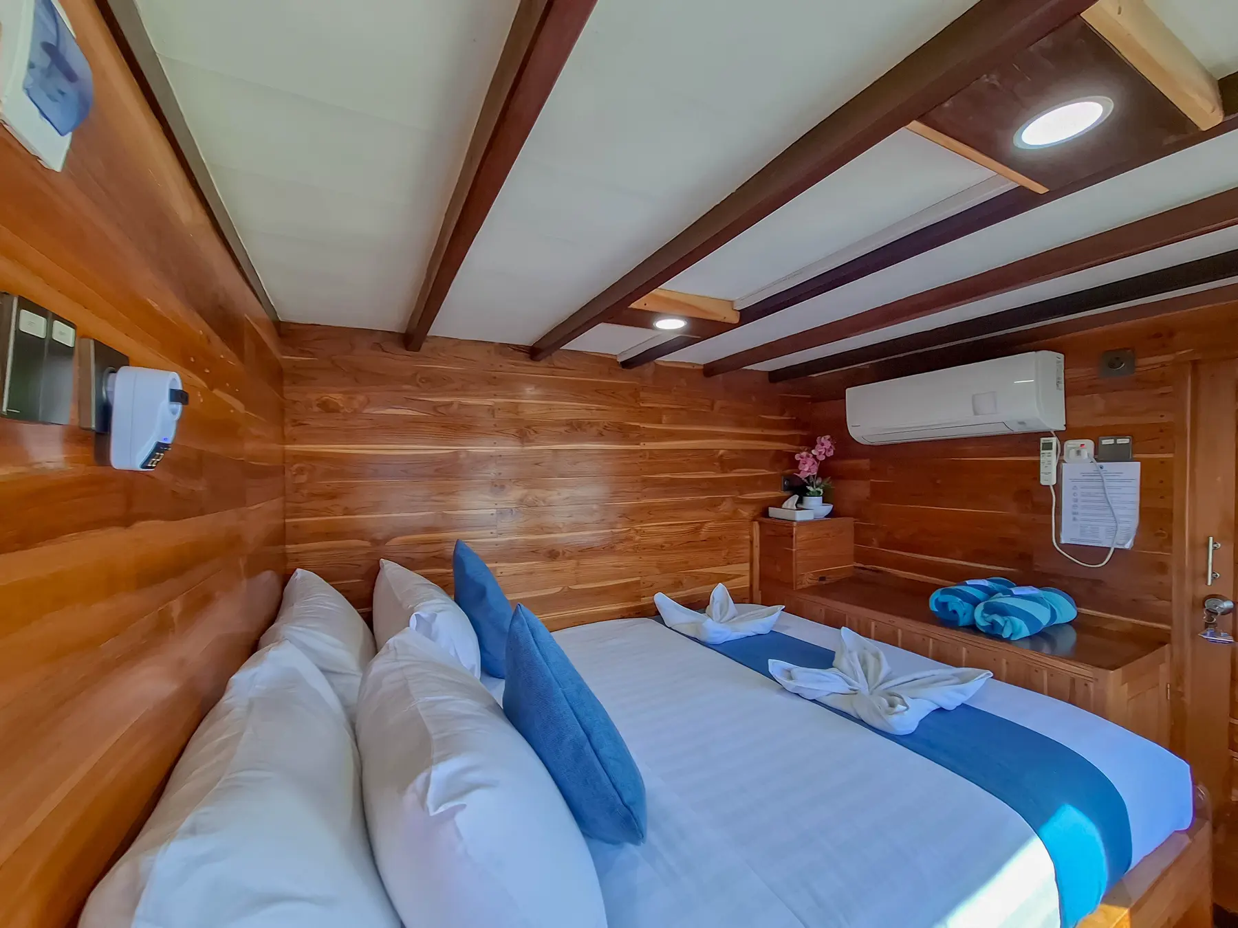 Deluxe Room cabin aboard Soe Besar Vanrei liveaboard