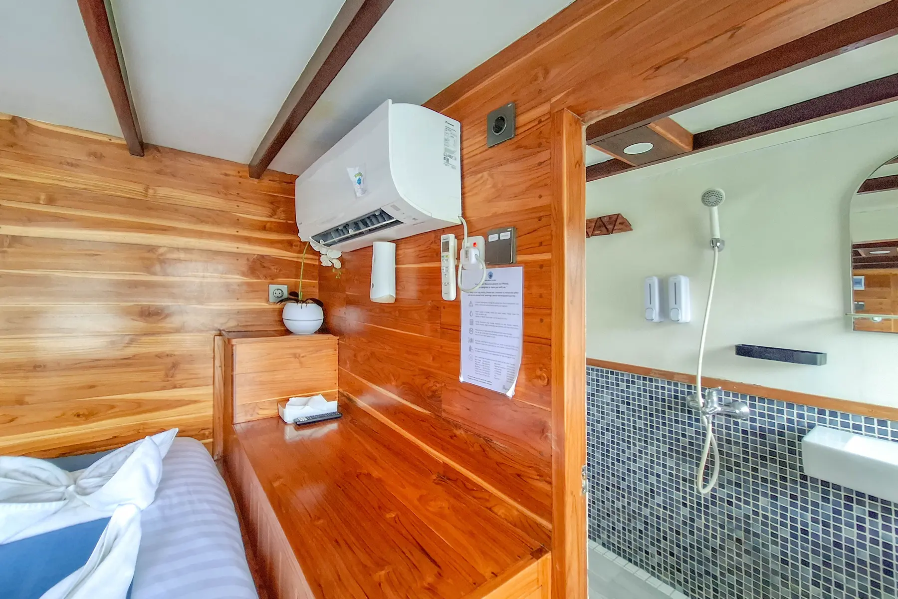 Deluxe Room cabin aboard Soe Besar Vanrei liveaboard