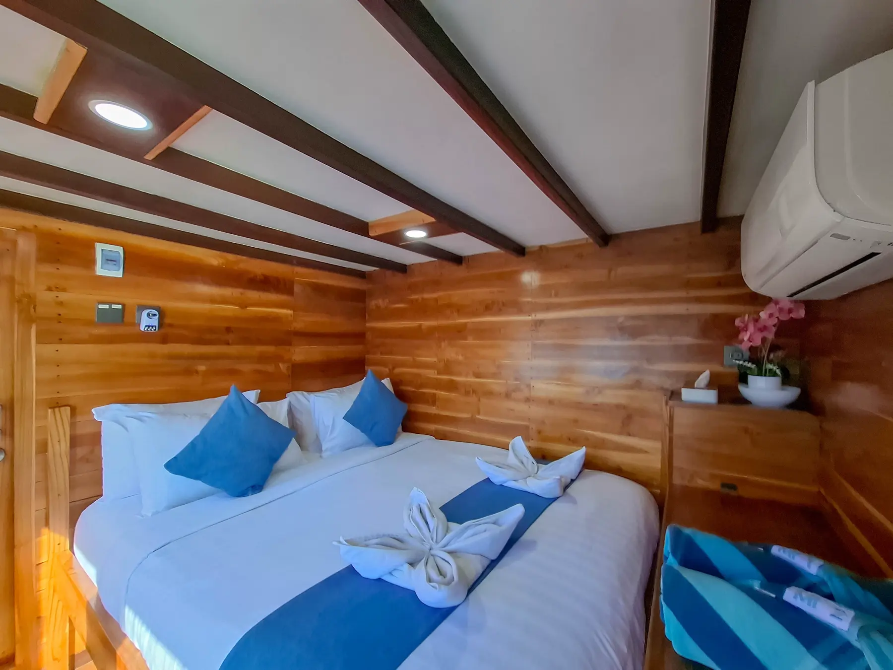 Deluxe Room cabin aboard Soe Besar Vanrei liveaboard