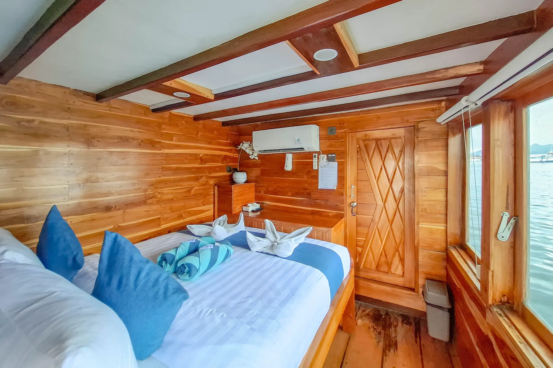 Deluxe Room cabin aboard Soe Besar Vanrei liveaboard