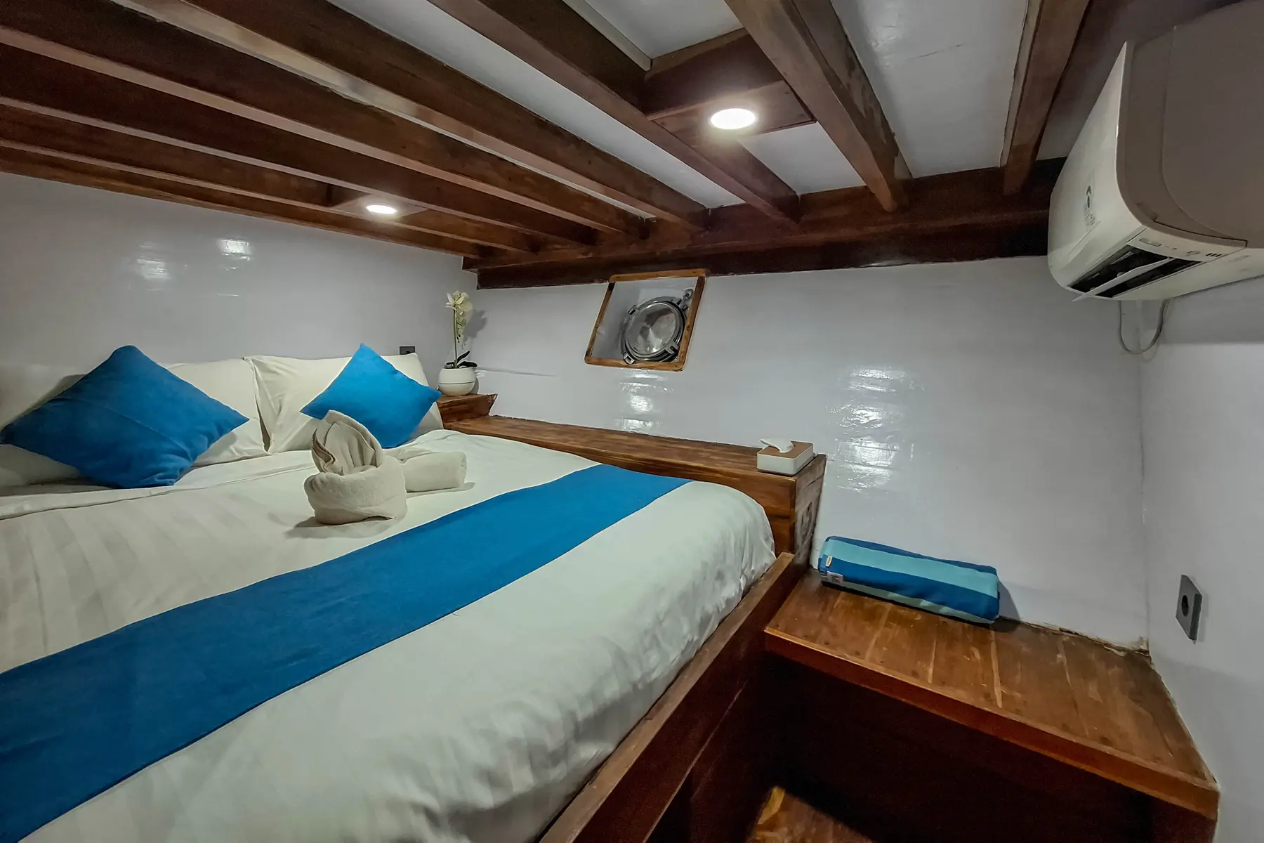 Superior Room cabin aboard Soe Besar Vanrei liveaboard