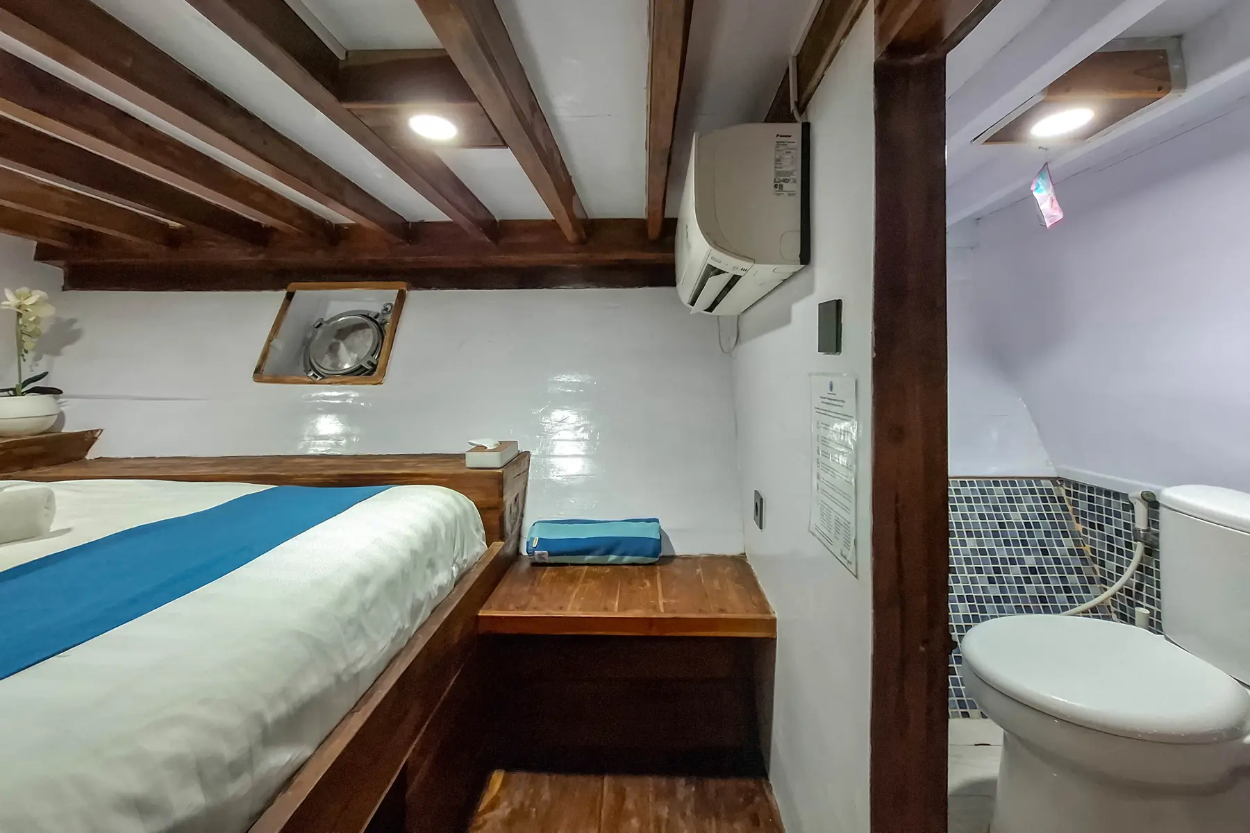 Superior Room cabin aboard Soe Besar Vanrei liveaboard