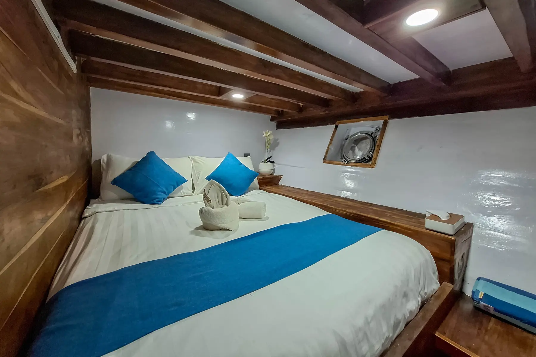 Superior Room cabin aboard Soe Besar Vanrei liveaboard