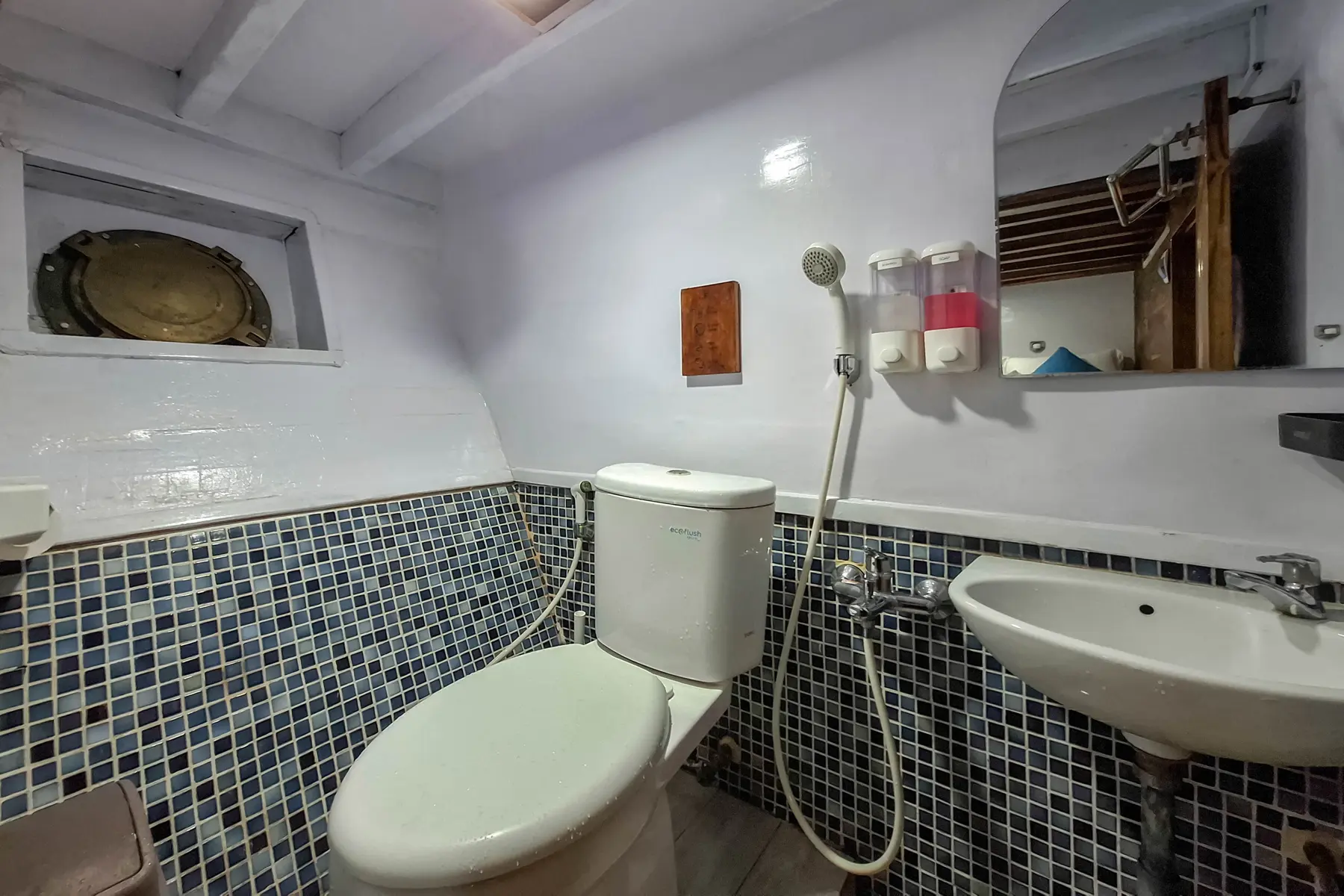 Superior Room cabin aboard Soe Besar Vanrei liveaboard