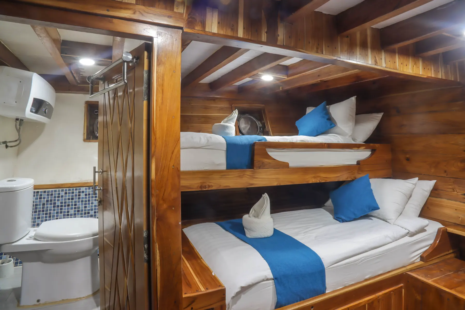 Sharing Cabin cabin aboard Soe Besar Vanrei liveaboard