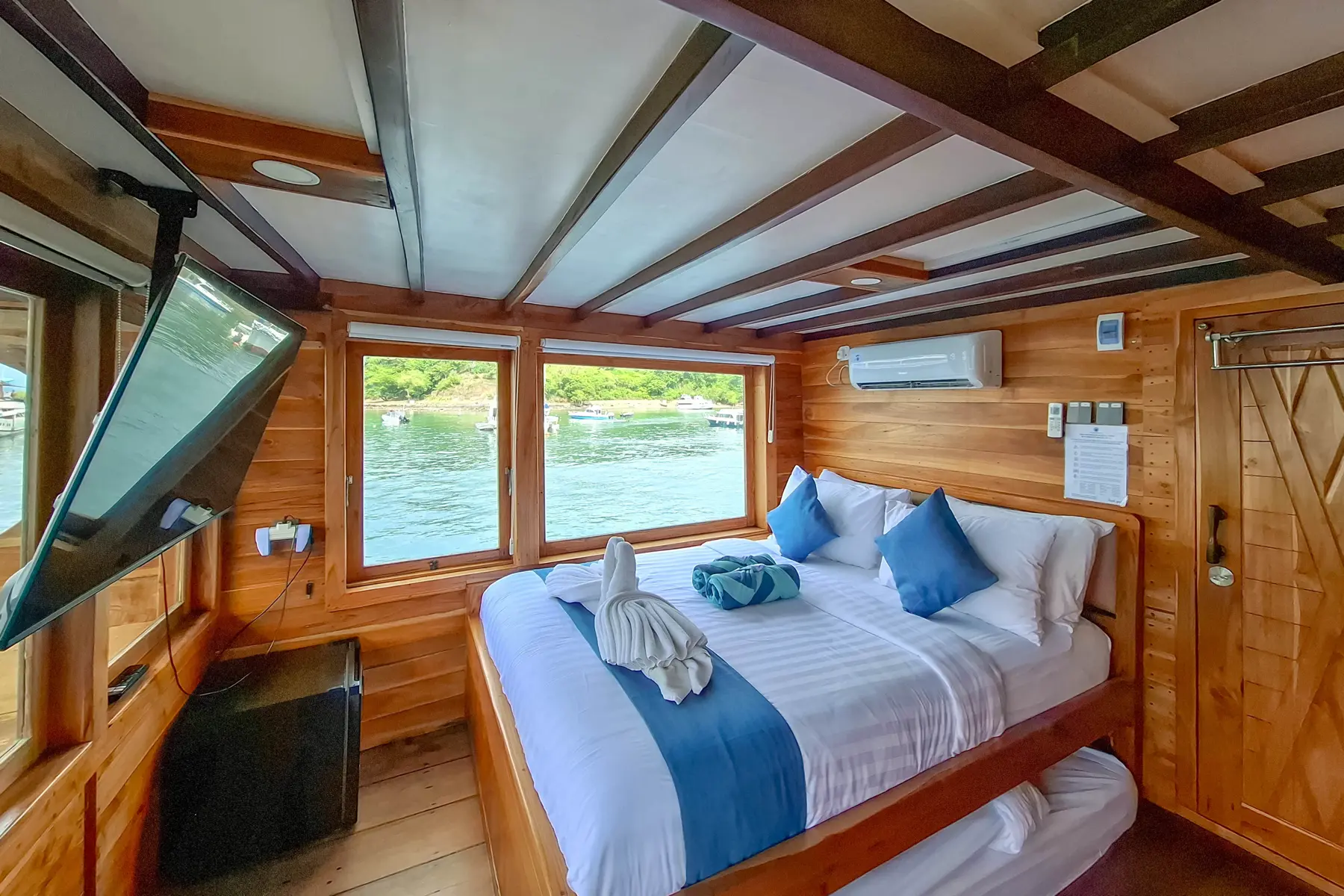 Master Suite Ocean cabin aboard Soe Besar Vanrei liveaboard