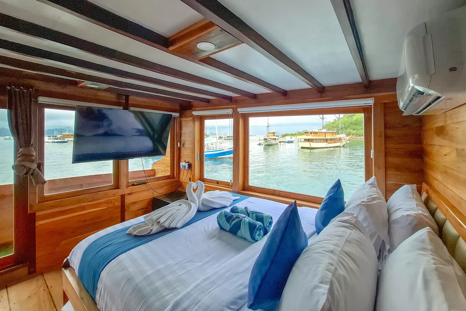 Master Suite Ocean cabin aboard Soe Besar Vanrei liveaboard