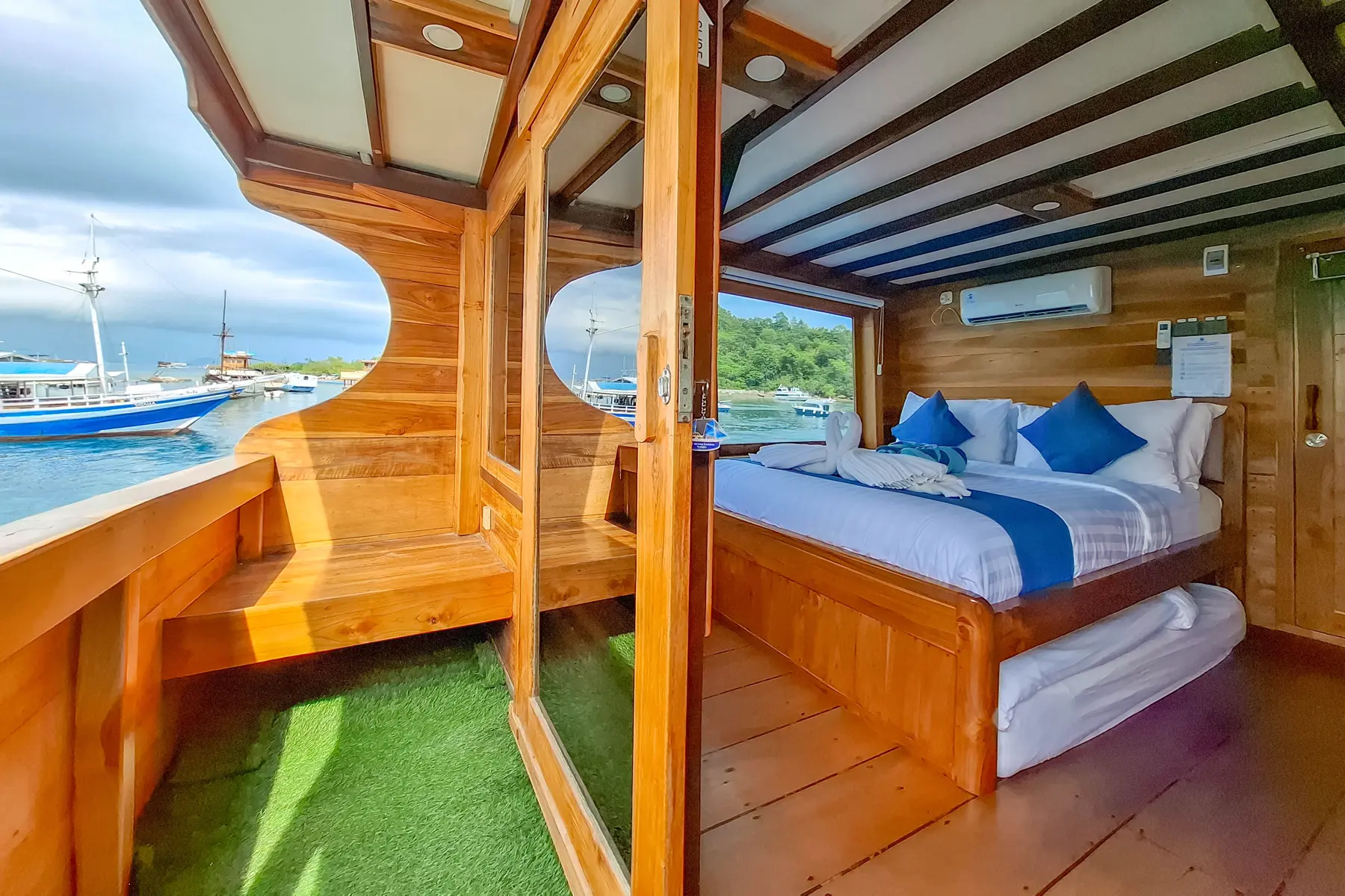 Master Suite Ocean cabin aboard Soe Besar Vanrei liveaboard