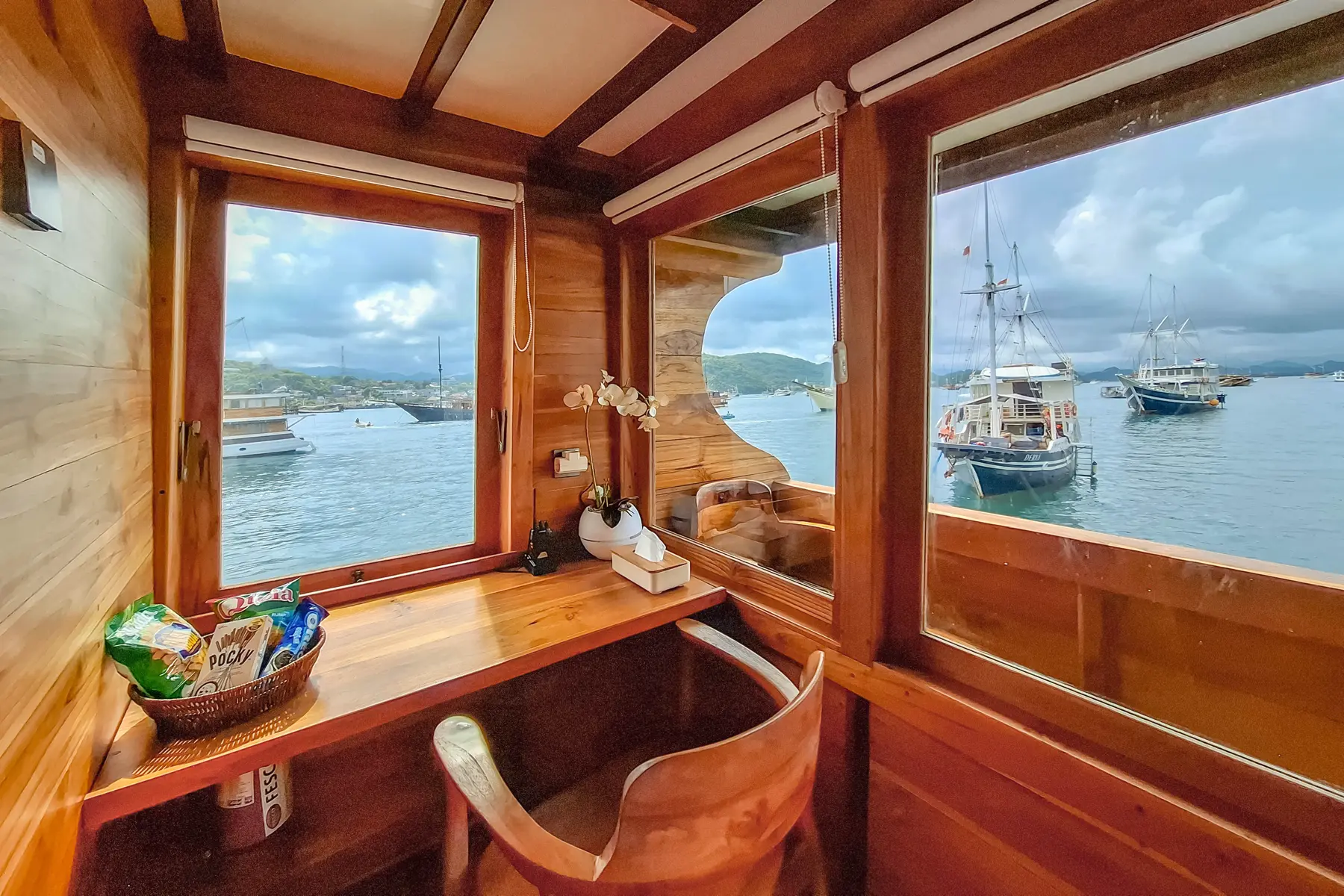 Master Suite Ocean cabin aboard Soe Besar Vanrei liveaboard
