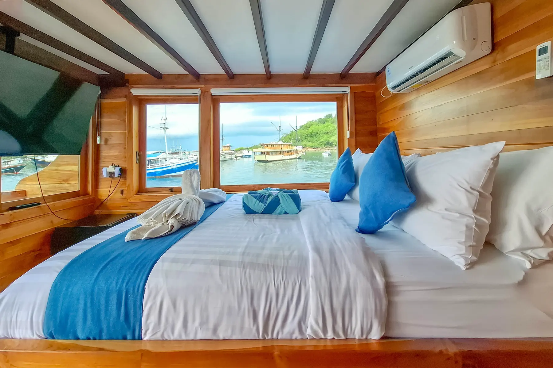 Master Suite Ocean cabin aboard Soe Besar Vanrei liveaboard