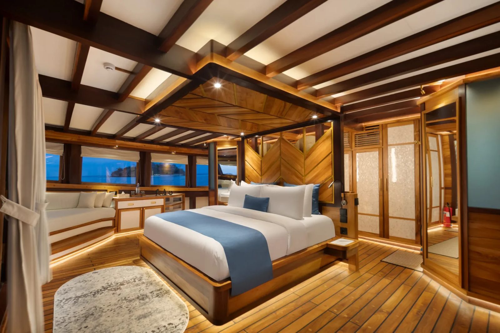 Owners Suite cabin aboard Otium liveaboard