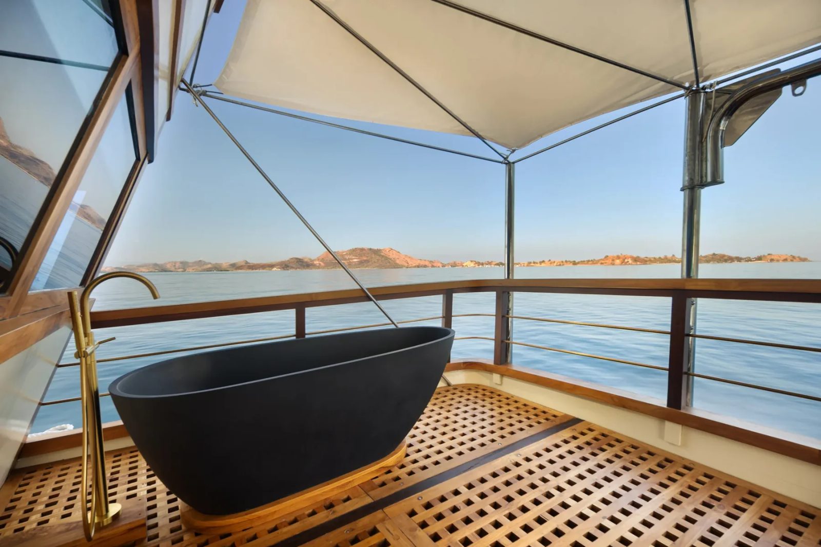 Owners Suite cabin aboard Otium liveaboard