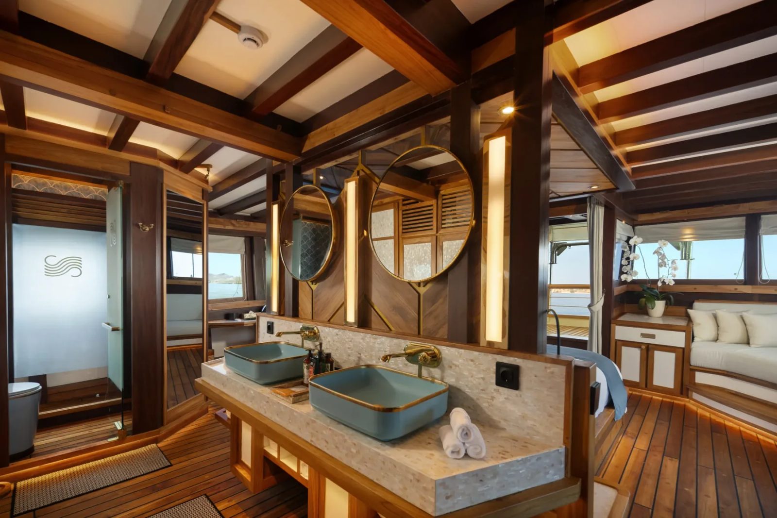 Owners Suite cabin aboard Otium liveaboard