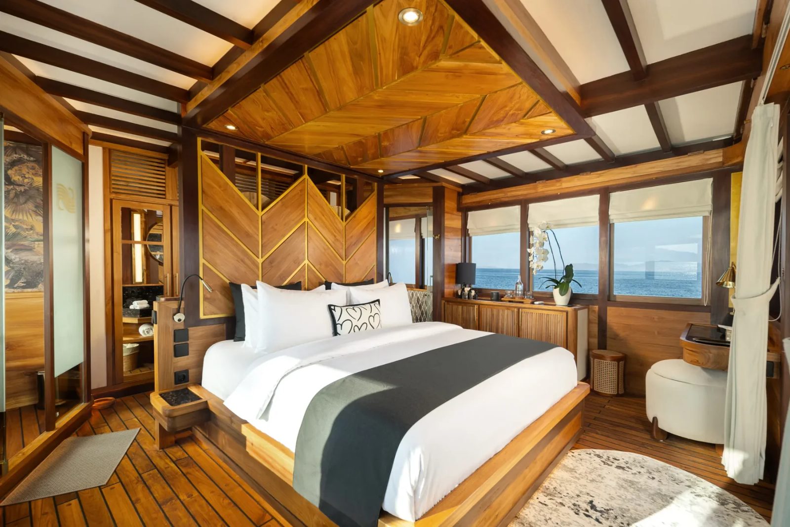 Queen Suite cabin aboard Otium liveaboard