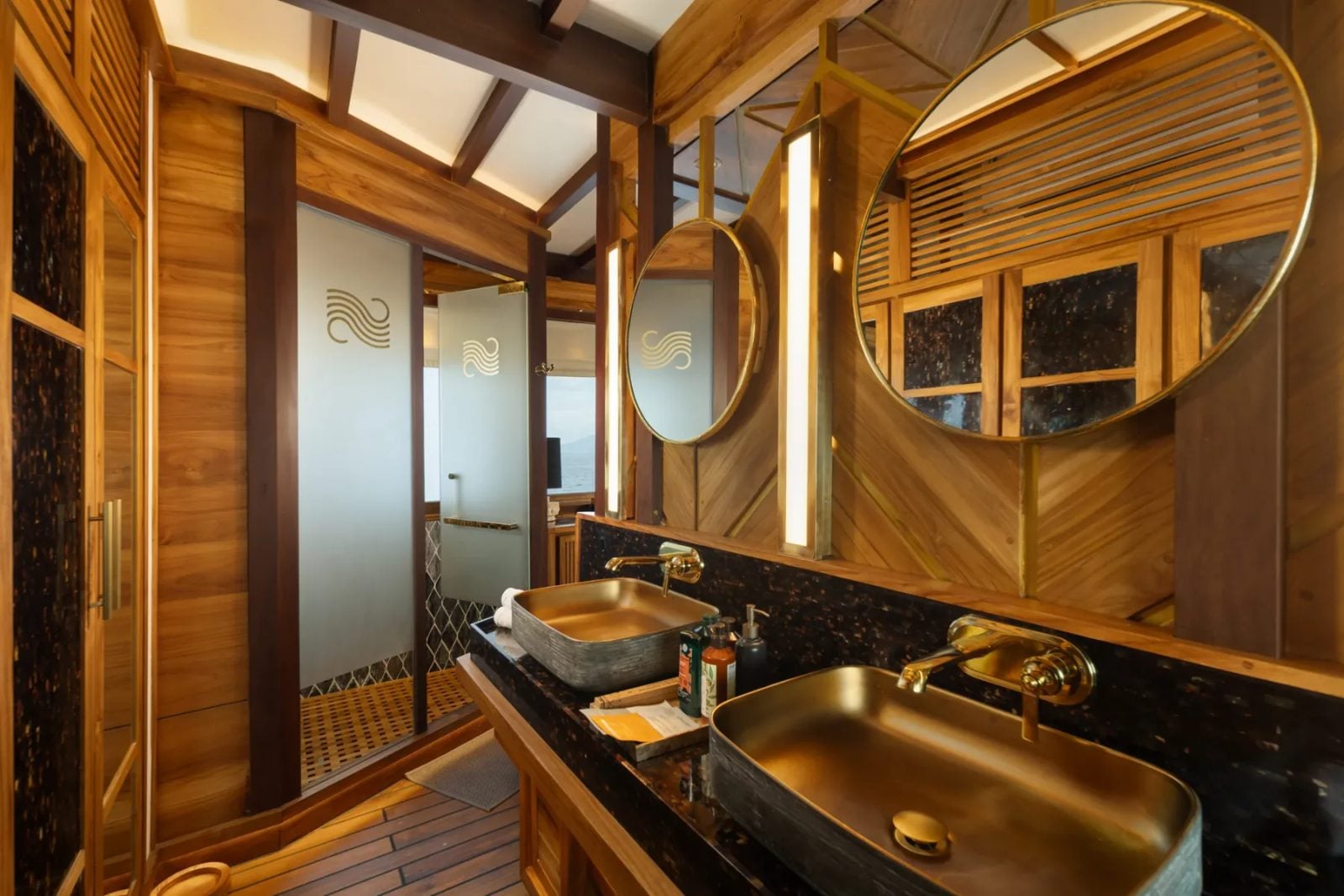 Queen Suite cabin aboard Otium liveaboard