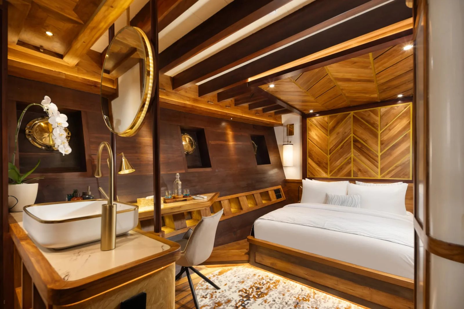 Sand Stateroom cabin aboard Otium liveaboard