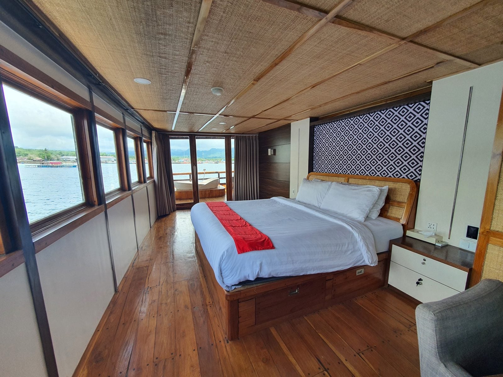 Master Cabin cabin aboard Sea Familia II liveaboard