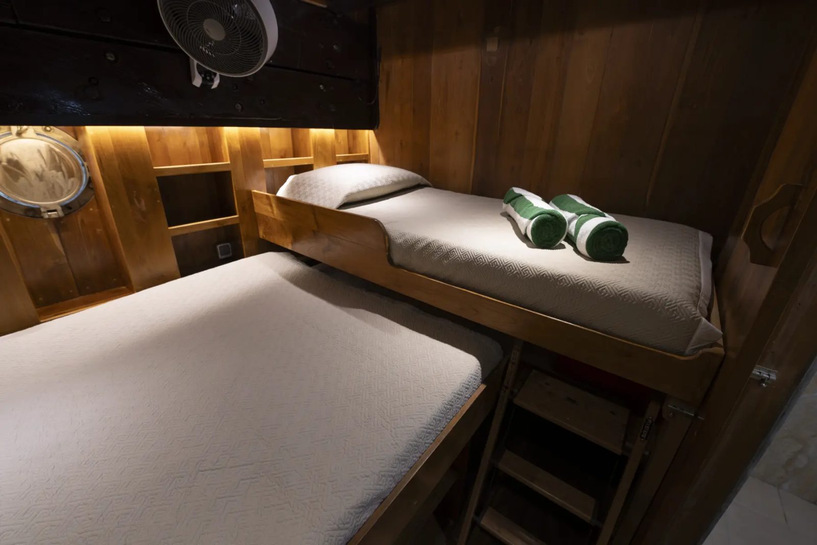 Lower Twin cabin aboard Pindito liveaboard