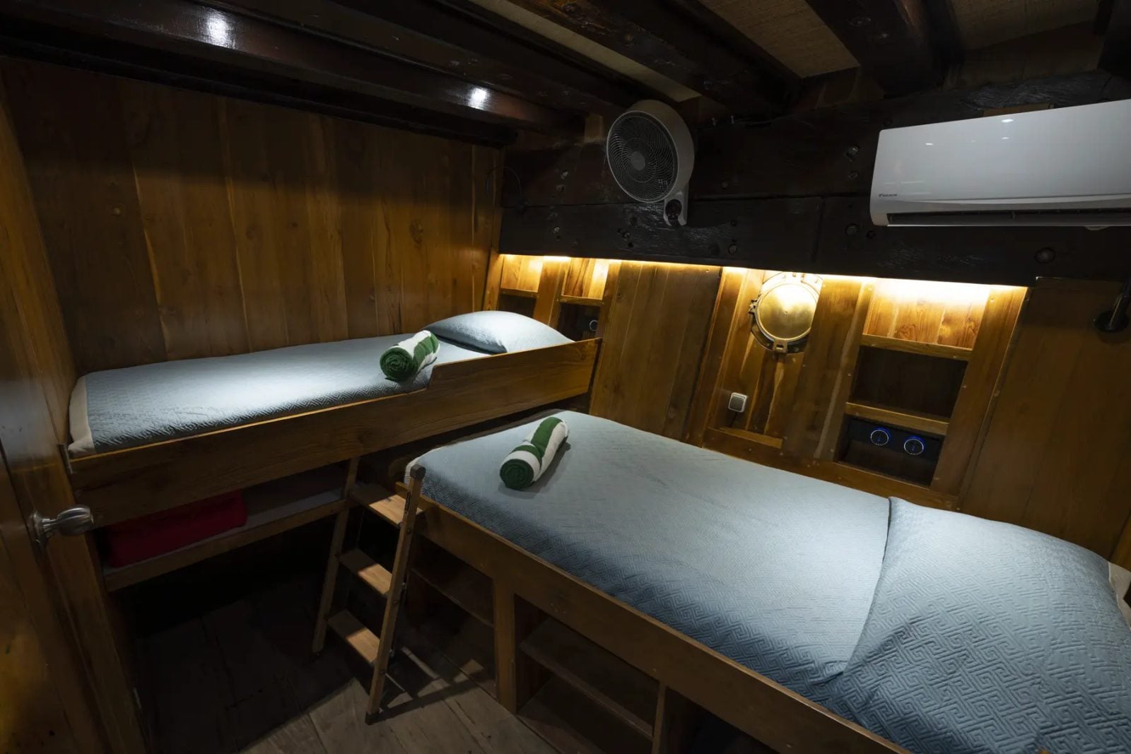 Lower Twin cabin aboard Pindito liveaboard