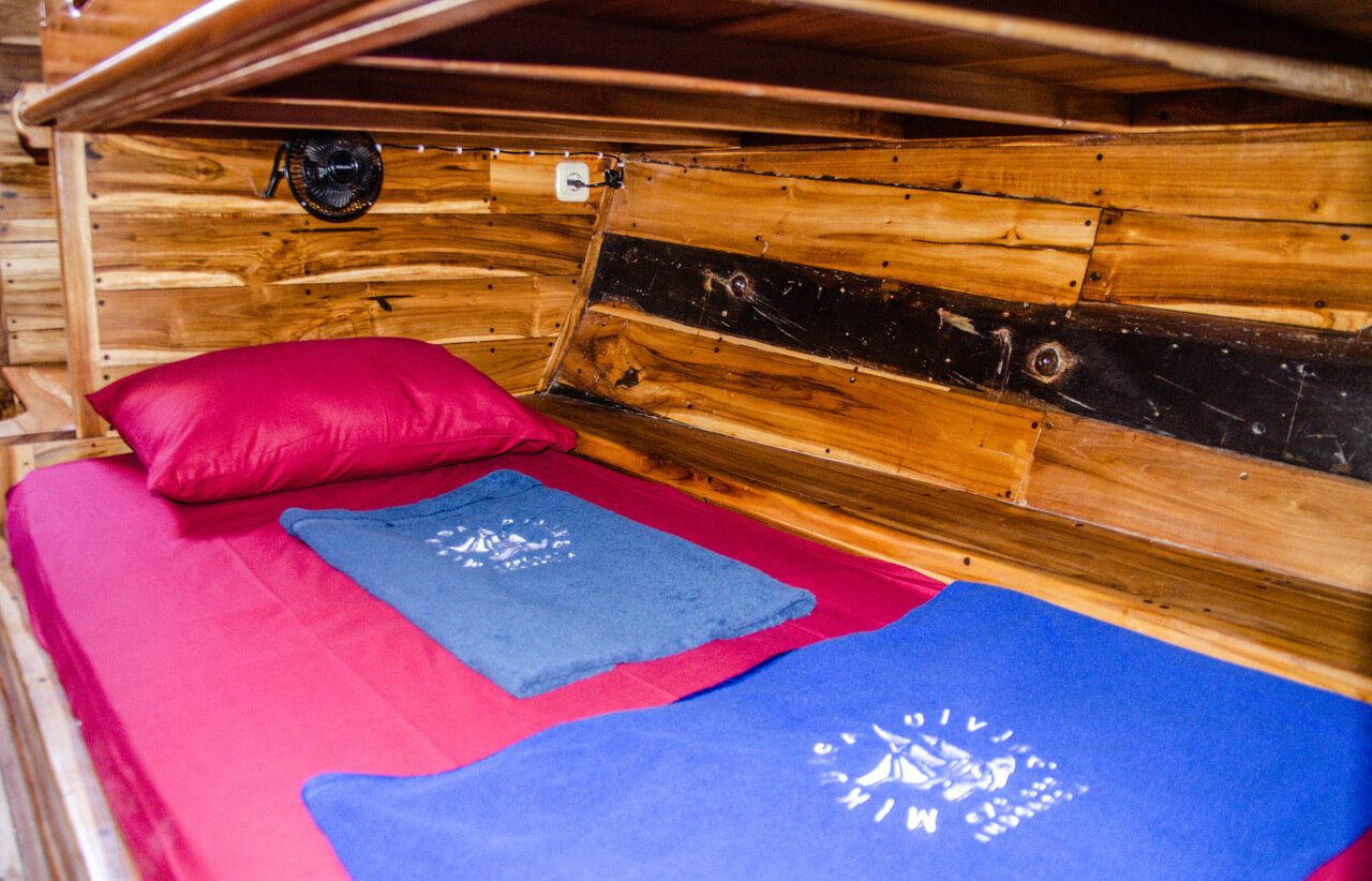 Dormitory Style Cabin for 8 people with private curtains cabin aboard Nusantara liveaboard