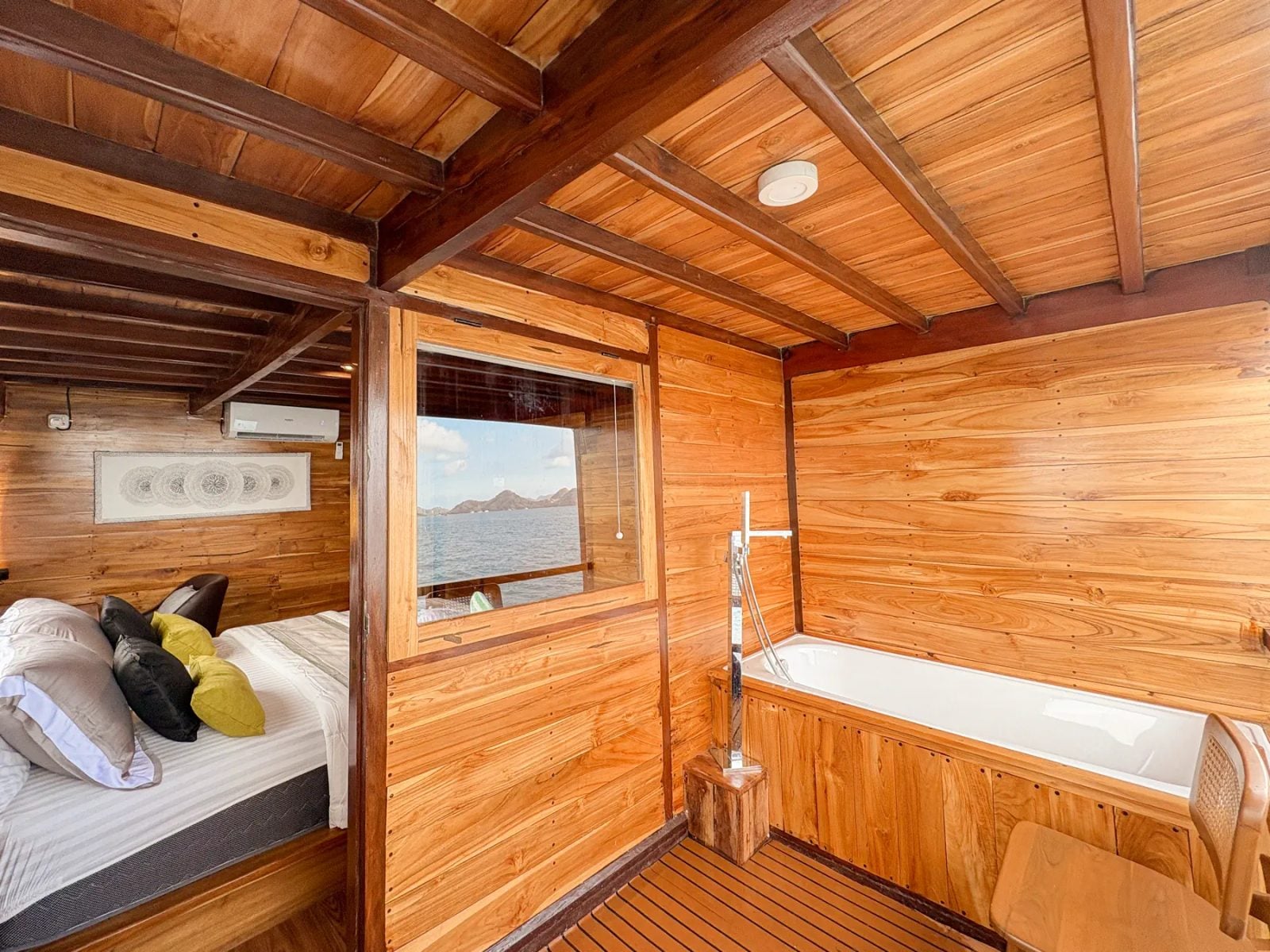 Master Cabin cabin aboard Sundari Voyages liveaboard