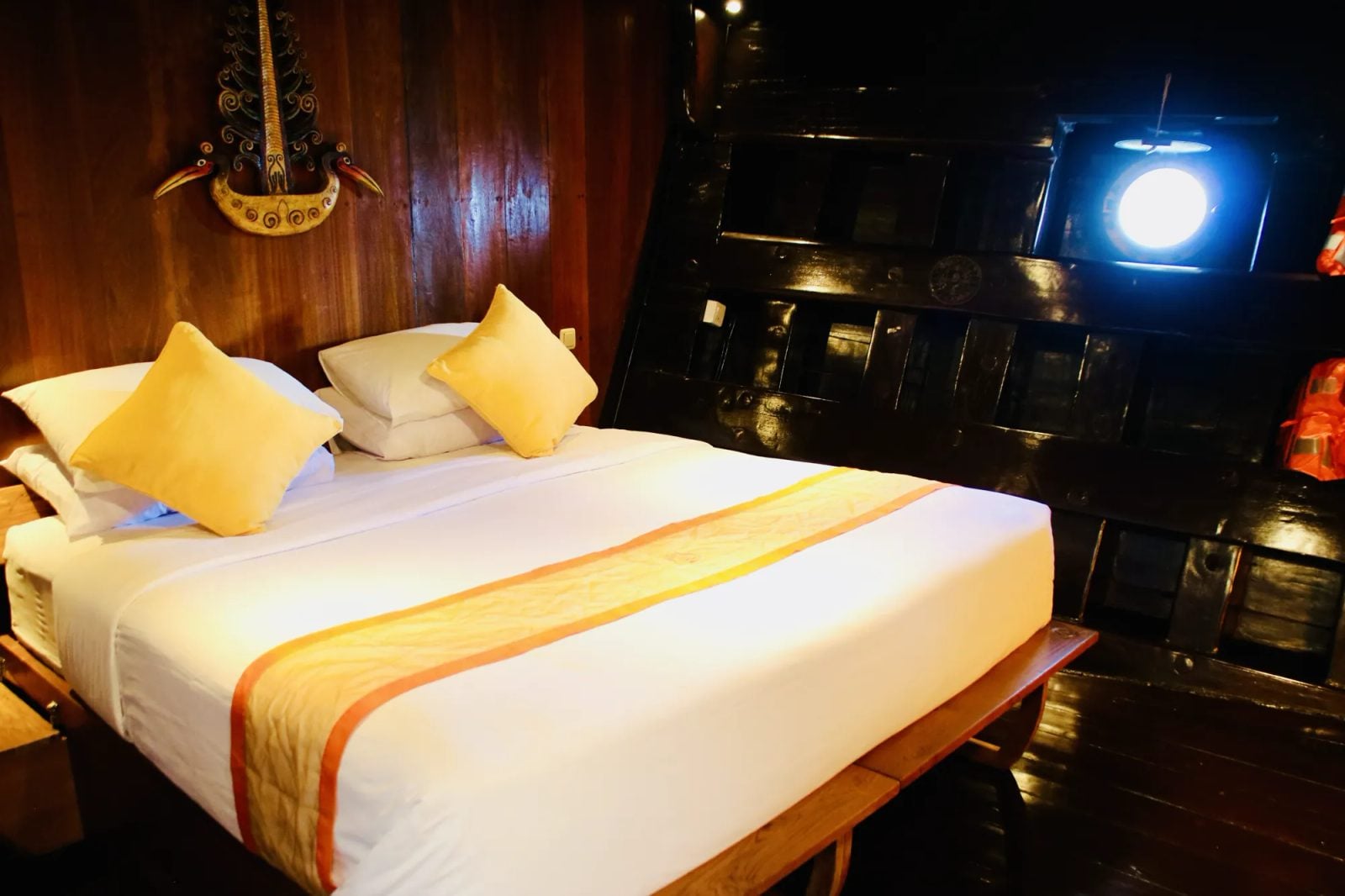 Deluxe Stateroom cabin aboard Dewi Nusantara liveaboard