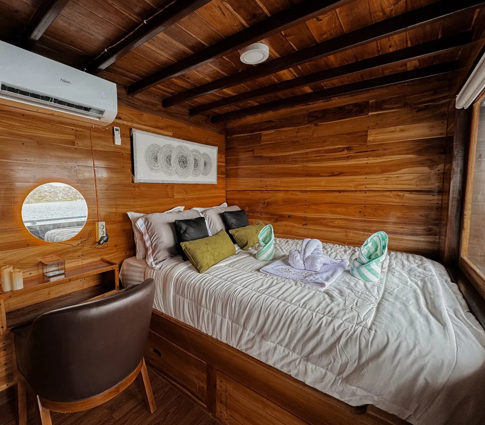 Signature Ocean Cabin cabin aboard Sundari Voyages liveaboard