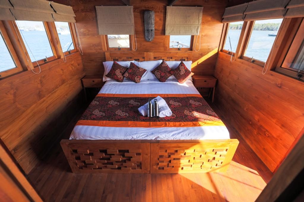 Seaview Suite cabin aboard Ilike liveaboard