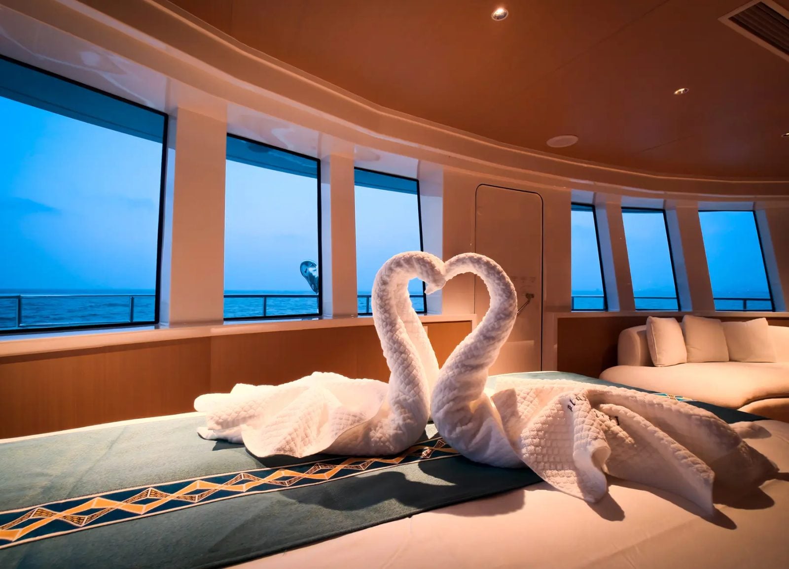 Master Suite cabin aboard Blue Pearl liveaboard