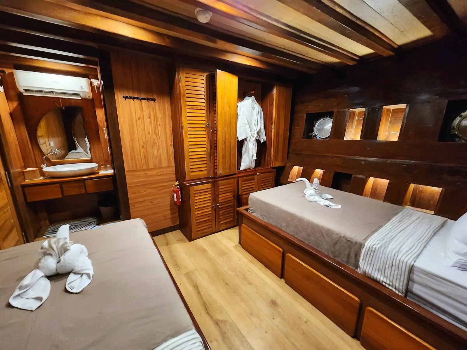 Lower Deck Twin Cabin cabin aboard Dancing Wind liveaboard