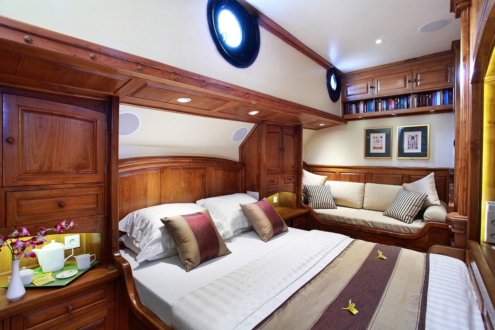 Master Suite cabin aboard Adelaar liveaboard