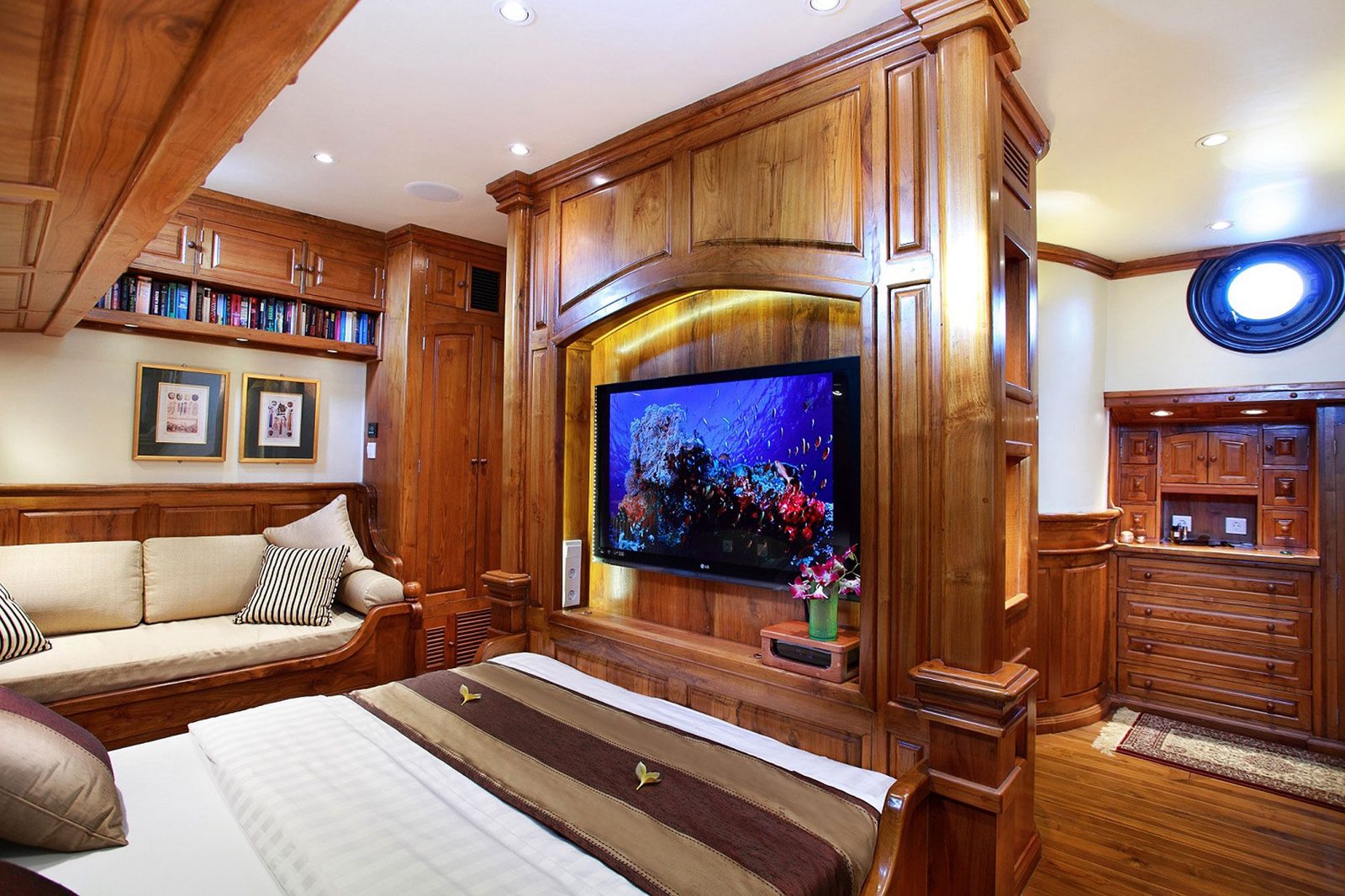Master Suite cabin aboard Adelaar liveaboard