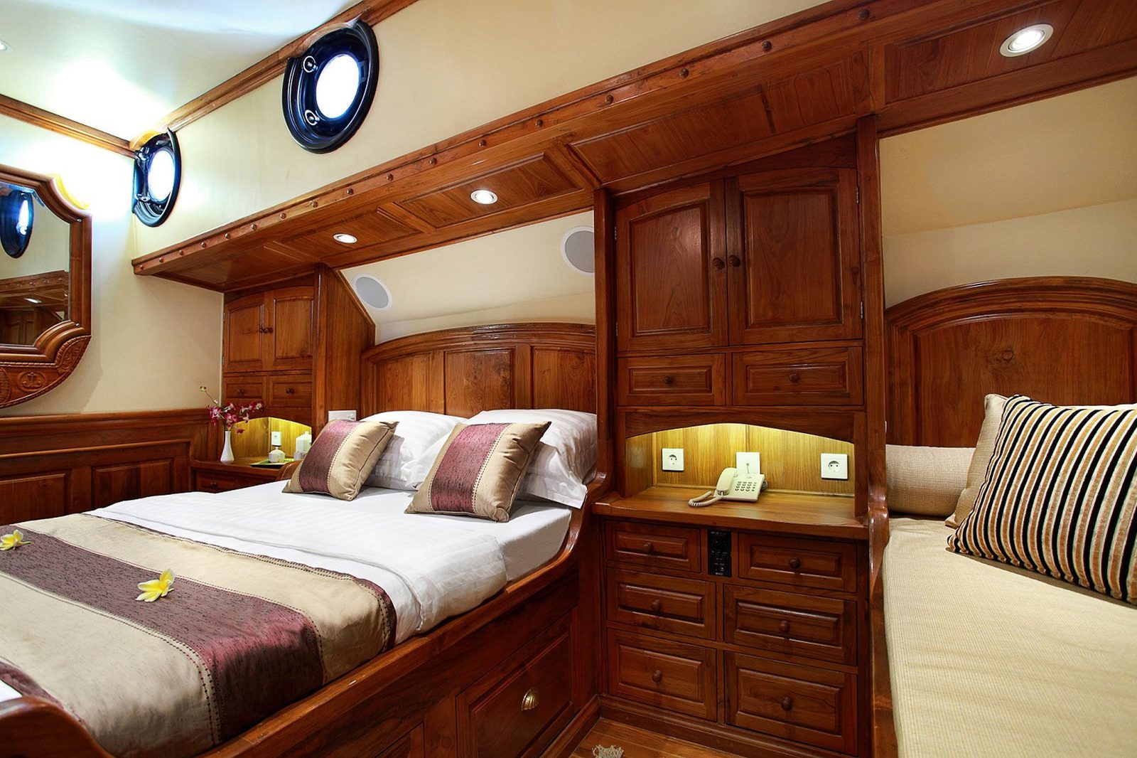 Master Suite cabin aboard Adelaar liveaboard