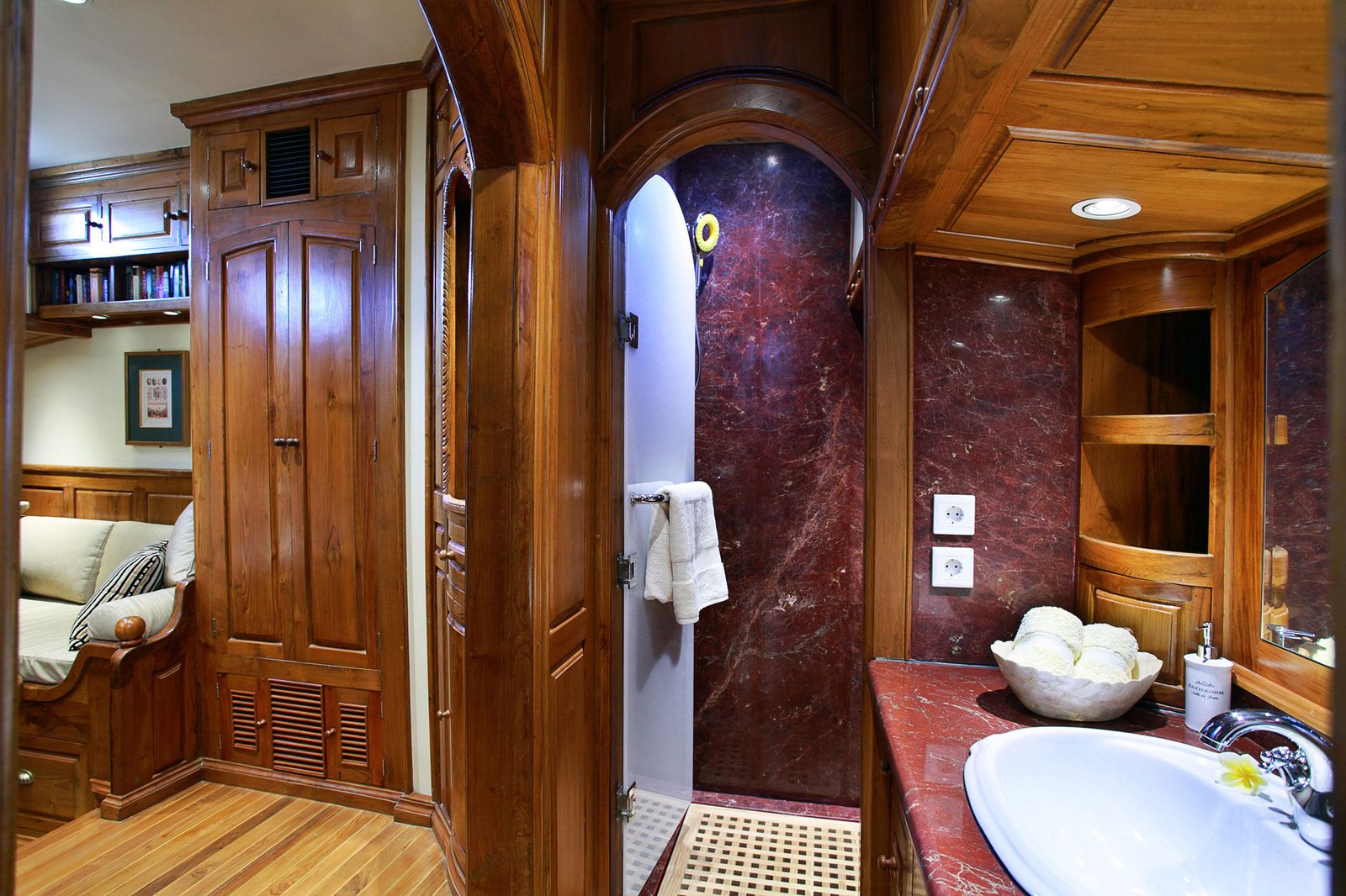 Master Suite cabin aboard Adelaar liveaboard